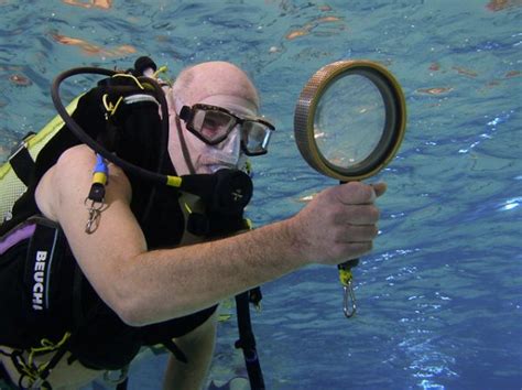 Does a magnifying glass work underwater?